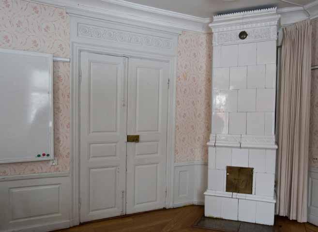 VÄLBEVARAD GUSTAVIANSK INREDNING I BOSTADSFLYGELN. FOTO J. MALMBERG. Ombyggnader på 1900-talet I början av 1900-talet genomgick huvudbyggnaden en större ombyggnad och renovering.