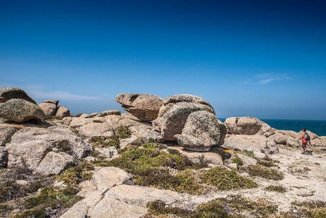 Bara några kilometer ifrån Castro de Borneiro kommer du till Dolmen i Dombate, ytterligare ett intressant stopp under dagens vandring.