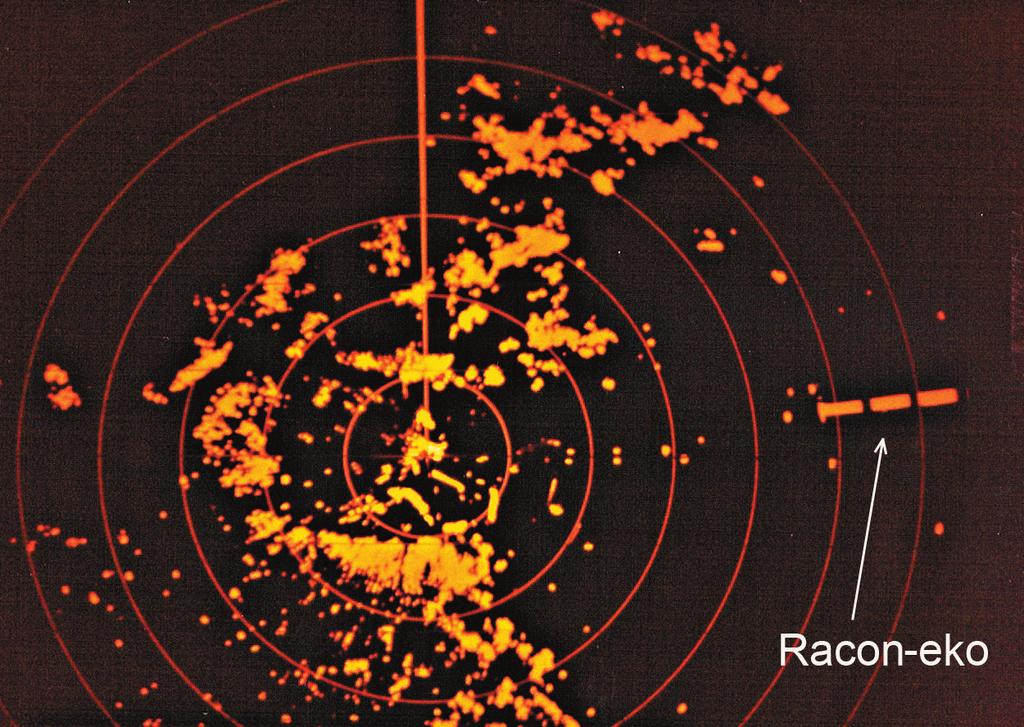 Nr 305 24 BILD 2 - Radarbild med Racon Explosion i fiskefartyg ledde till svår brännskada Då en kvinna passerade på kajen där ett fiskefartyg var förtöjt hördes en knall.