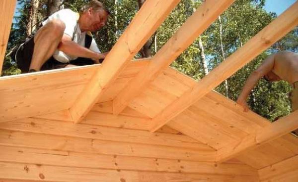 Taket Det är viktigt att få på taket så snabbt som möjligt för att skydda huset mot nederbörd.