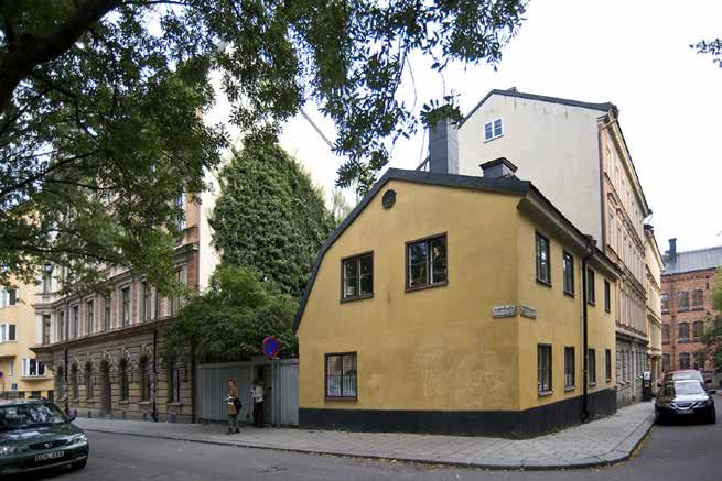 STENHUSET FRÅN OMKRING 1830 MED BRUTET TAK MOT GÅRDEN OCH ENKELT TAKFALL MOT GATAN. FOTO J. MALMBERG.