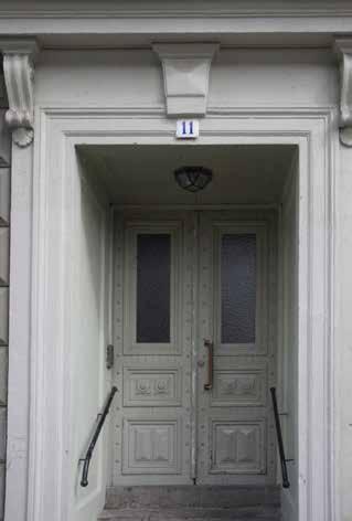 DEN URSPRUNGLIGA PORTEN TILL KLARA ÖSTRA KYRKGOGÅRDSGRÄND 11. FOTO J. MALMBERG. genomfört förrän under 1830-talets första hälft.