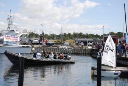 Orsaken är sannolikt en kombination av högvattnet som försvagade de östra schacklarna och att vi straffade upp fånglinor och förtöjningar för att kompensera avdriften på flytbryggan samt det