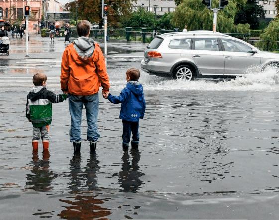 SIDAN 4 21. Varför är det mer orättvist att fattiga länder drabbas av klimatförändringar än rika länder? Vädret i Sverige 22. Varför kommer vi att få åka längre norrut i Sverige för att uppleva snö?