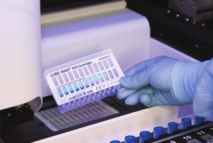 16. Sätt tillämpligt antal BD MAX PCR-kassetter i BD MAX-systemet (se figur 2): Varje BD MAX PCR-kassett har plats för 1 körning av upp till 12 prover.
