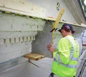 Rosetten (t h) byggs upp av en profilerad schablon fastsatt i rosettens mitt och som dras runt 180 grader.