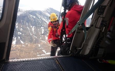 Eftermiddag: Gruppövning på glaciär (Tomas, Laggen, Cristian, Henrik och Mats-Ola.) Säker urlastning på glaciär från helikopter vid svart väggen storglaciären.