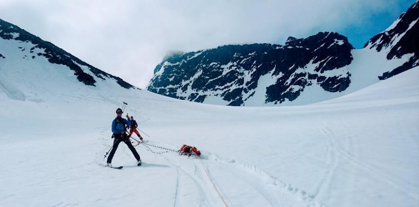 Kvällsmöte: Urlastning på glaciär från helikopter skall ske säkrade ex. från vinsch medans man sondar säkerplats innan man urlasta hela gruppen.