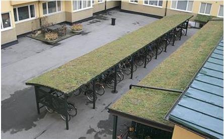 Figur 12. Grön takbeläggning på cykelställ. 10 I flödesberäkningarna har ingen reducering av avrinningskoefficienten gjorts med hänsyn till eventuella gröna tak. 5.3.
