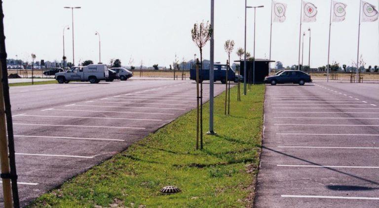Figur 15. Ett anlagt svackdike vid en parkering i Svågertorp. 13 