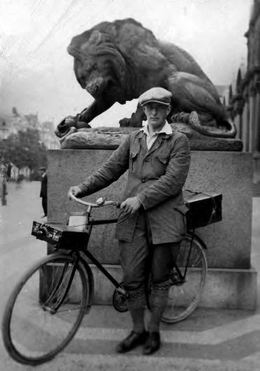 Åke Campbell fotograferad i Köpenhamn 1920 i samband med forskningsfärden på cykel genom Danmark.