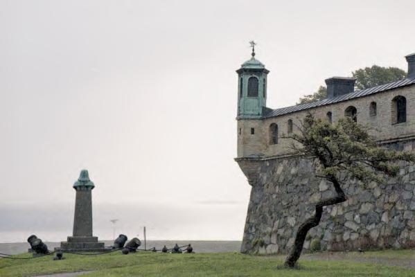 Till församlingens förtret uppfördes sjuktält framför Amiralitetskyrkan, men framför allt tältade man på Tjurkö. Där vårdades i 70 tält cirka 5 000 man om dagen. Förhållandena var obeskrivliga.