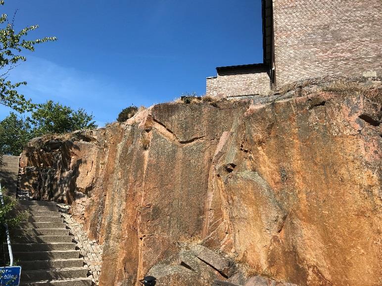 bör genomföras var tredje år. Om markarbeten ska genomföras i släntens närhet ska ny besiktning och bedömning av blockets status genomföras innan markarbeten påbörjas.