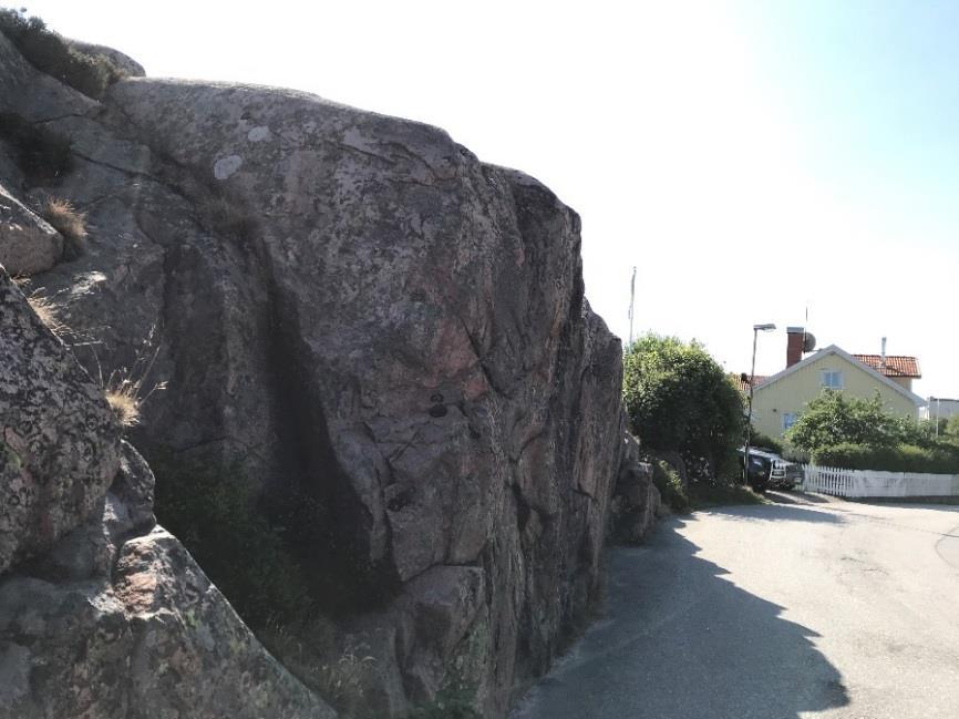 Figur 4.5. Skärning längs med Smedgatan. Mellan Lasarettsgatan och sjukhuset (undersökningslokal 11) finns ett grönområde med berghällar.