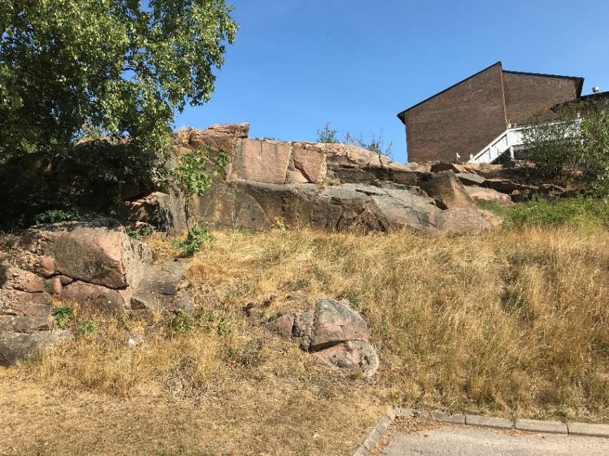 En brant bergskärning (undersökningslokal 10) löper längs med en trappa för gångtrafik inom sjukhusområdet.