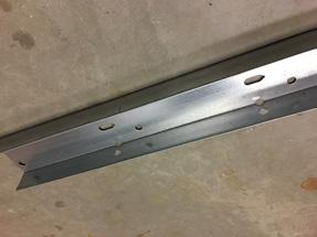 3.2 Bottenprofilernas hålbild Poolens bottenprofiler (u-profiler i galvaniserad stål) levereras i längder om 4,0m. Balkarna är försedda med stansade håltagningar i botten som är utformade som pilar.