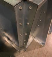 3.3 Montering poolväggar 1. Lägg ut u-profilerna på bottenplattan. Kapa balkarna med en sticksåg och ett kort metall-sågblad (lätt att bryta av ett långt sågblad.