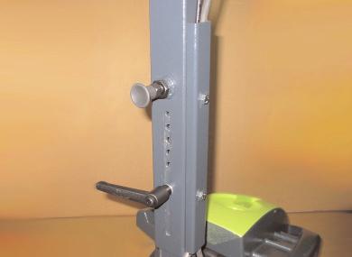 (Bild 1) 5.2.1 Fixering av Pull Back Vid vissa beläggningar kan det vara nödvändigt att Pull Back fixeras. Detta görs med hjälp av de båda skruvarna som sitter i lyftvinkeln.