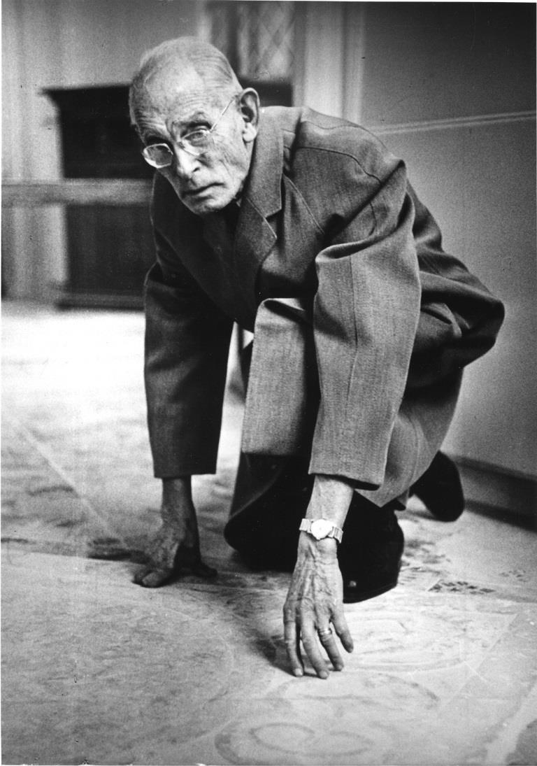 Einar Bager (1887-1990) Einar Bager undersöker tecken på golvet i Sr. Petri kyrka.