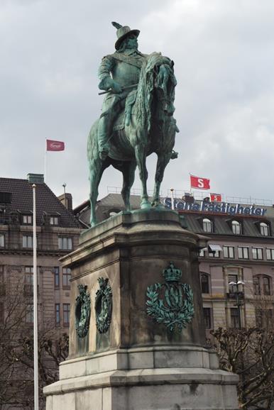 5. Stortorget kung Karl X Gustav På Stortorget kan vi se den svenske kungen Karl X Gustav som vann kriget mot danskarna 1658. Han står som staty mitt på torget sittandes på sin häst Hannibal.