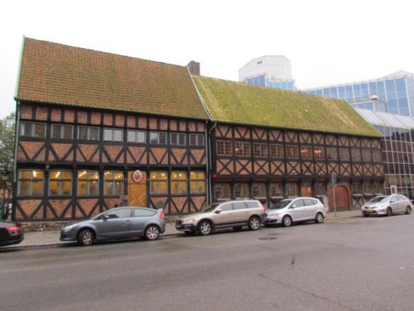 Foto: Malmö stad / Bo Lindvall Frågor att ställa till eleverna: De här byggnaderna är från 1500-1600-talet. Hur kan vi se det? 7.