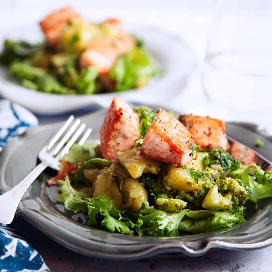 STEKT LAX med pestodressad potatissallad Ca 25 min Lax 500 gram tinad laxfilé Olivolja* Potatissallad 700 gram potatis broccoli ½ förp sugarsnaps gul lök burk färdig pesto ½ salladshuvud Tillbehör dl