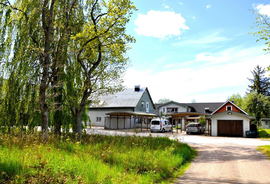 L:A TJÄRBY - FRIDHEMSVÄGEN 47, 49 PRIS 3 900 000 kr Utgångspris OBJEKTTYP Bostadsfastighet TOMTAREA 6 490 m² FASTIGHETSBETECKNING Laholm Lilla Tjärby 1:246 MÖJLIGT TILLTRÄDESDATUM Enligt