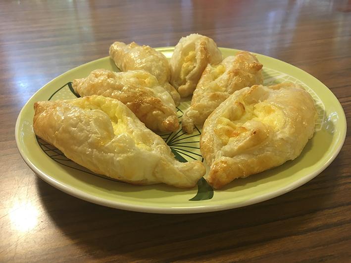 Ostfyllda pastizzi (ca 20 st) Pastizzi kommer ursprungligen från Malta. Gott som mellaneller kvällsmål.