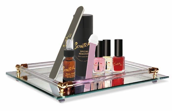 Manikyr Hemma Tag bort gammalt lack med Scratch Nails acetonfria Specialremover. Forma och/eller korta den naturliga nageln med Scratch Nails Manikyrfil Ivory.