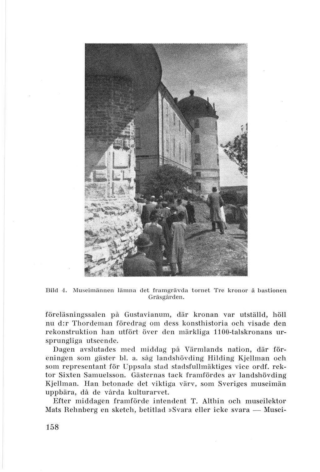 Bild 4. Museimännen lämna det framgrävda tornet Tre kronor å bastionen Gräsgå rden.