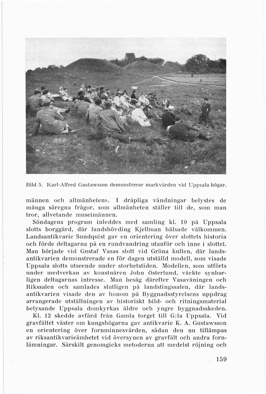 Bild 5. Karl-Alfred Gustawsson demonstrerar markvården vid Uppsala högar. männen och allmänheten».