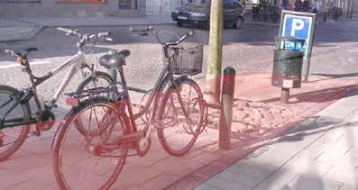 Gångstråk Om gatan har utflyttat gångstråk så ska skyltningen ske utanför gångstråksområdet eller intill husfasaden.