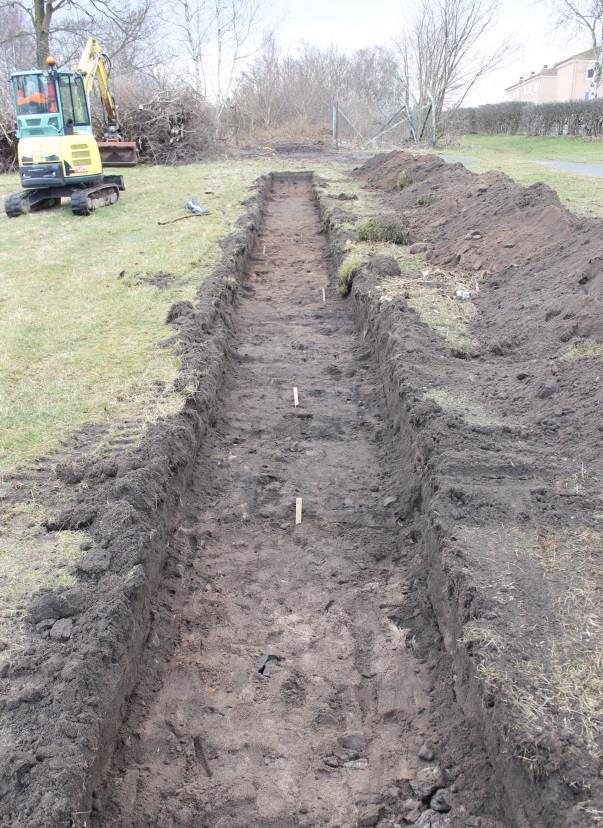 SCHAKT 2 Schakt 2 grävdes i den sydvästra delen av område A, ca 6-7 meter väster om utredningschakt 10. Schaktet var ca 29,60 meter långt, 1,20 meter brett och ca 0,35 meter djupt.
