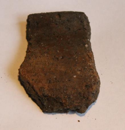 14) påträffades i en härd (A3), medan övrigt fyndmaterial fanns i ett kulturlager (A4). Flintmaterialet, som inte har analyserats närmare, har en tydlig neolitisk prägel.