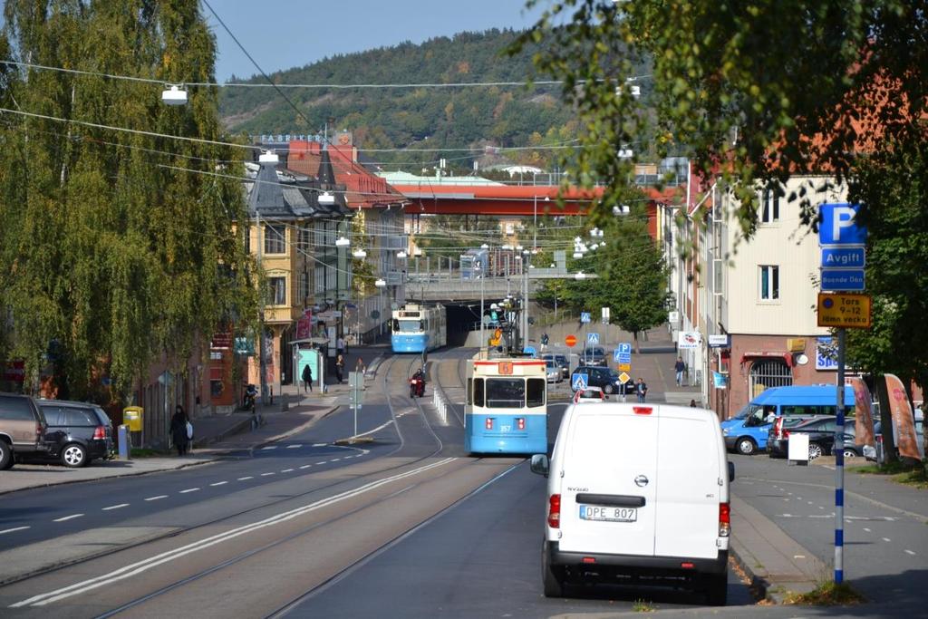 Bild 7: Ånäsvägen utgör ett mycket tydligt och viktigt urbant stråk från Redbergsplatsen ned mot Gamlestadens fabriker. Bild 8: Utsikt från SKF:s f.d. huvudkontor i riktning mot Gamlestadens fabriker och centrala Göteborg.