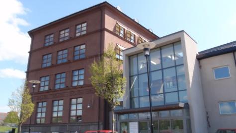 Byggnaden får inte rivas eller förvanskas Byggnadens fasader och tak skall bevaras till såväl helhet och form som material, detaljer och färgställning, så att dess kulturhistoriska kvaliteter,