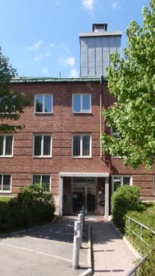 Byggnaden får inte rivas eller förvanskas Byggnadens fasader och tak skall bevaras till såväl helhet och form som material, detaljer och färgställning, så att dess kulturhistoriska kvaliteter,