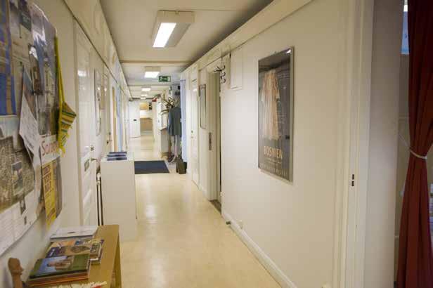 EN AV KORRIDORERNA I KLARAHUSET. FOTO J. MALMBERG. och ett antal mindre salar för gemensamt boende. Samtidigt installerades hiss i huset och trapphuset byggdes om. I källaren inreddes en badavdelning.