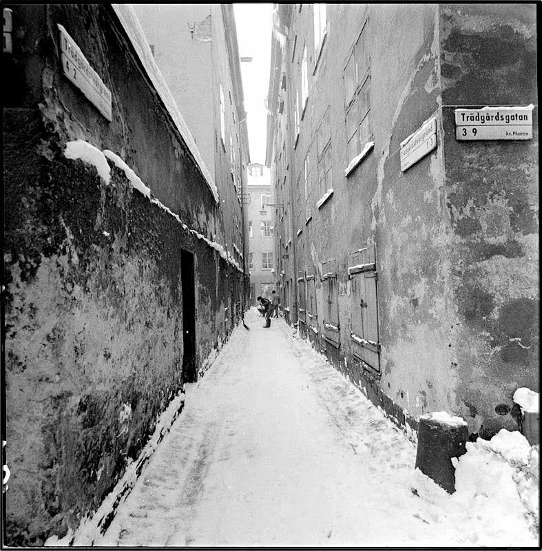 TRÄDGÅRDSTVÄRGRÄND MED PHAETON 11 NÄRMAST TILL HÖGER I BILD. FOTO: L. AF PETERSENS, STADSMUSEETS ARKIV, F 60573.