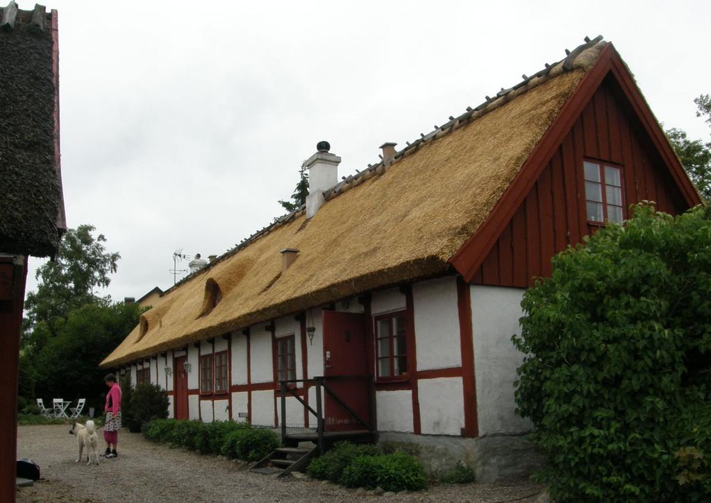 Gamlegård, Dagstorp 5:2 omläggning av halmtak Boningslängan efter avslutat arbete De nuvarande byggnaderna är från tidigt 1800-tal och är goda exempel på bondgårdar från denna tid.