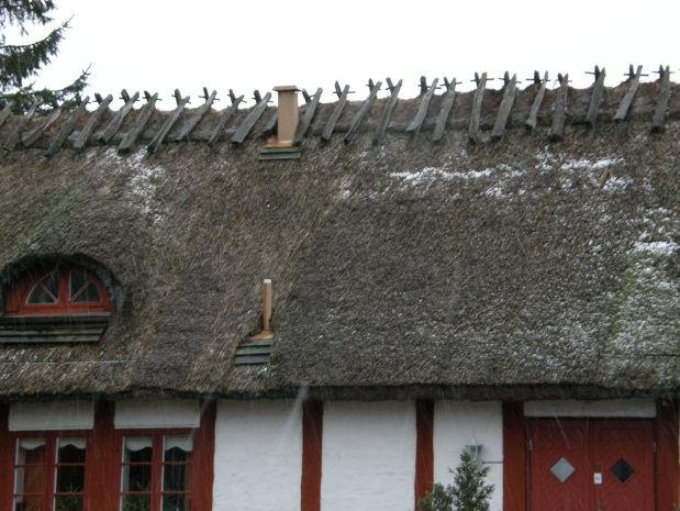 takomläggningen på Gamlegård är utförd av Regionmuseet Kristianstad/Landsantikvarien i Skåne på uppdrag av