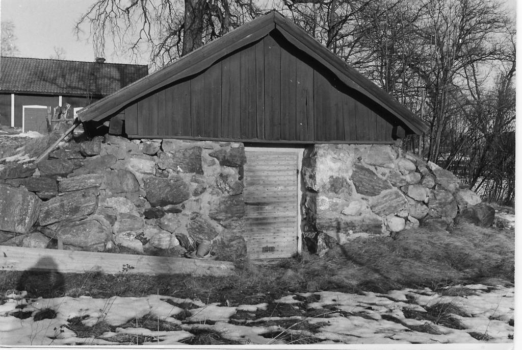 Fors 1. I förgrunden en gammal Caltex-bensinpump, ovanför mjölkkällaren och en skymt av magasinet.