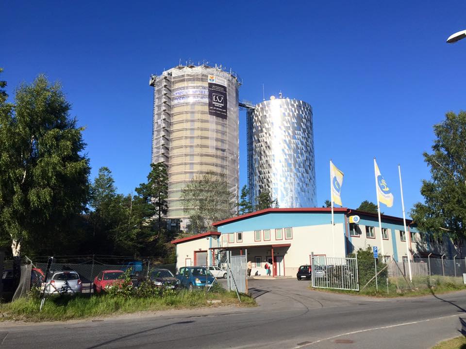 Vattentornen i Handen Ny fasad på vattentornen Ett av tornen är nu klart, vackert, eller? Texten nedan från kommunens hemsida, foto Ulf Nilsson.