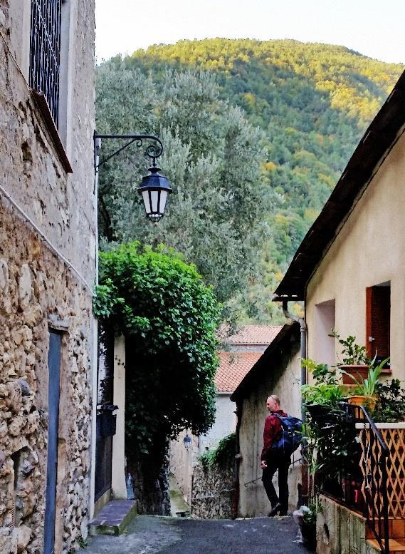 Provence - från Alperna till Franska rivieran, 7 nätter 2(7) Dag 1 Ankomst till Breil-sur-Roya Breil-Sur-Roya når du lätt via lokaltåget från Nice. Staden är halvmåneformad och ligger vid floden Roya.