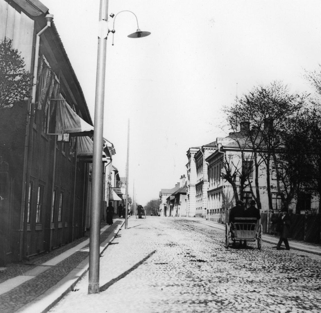 Rekommendation utifrån kulturhistorisk värdering Bild 14. Bilden visar Nygatan mot öster. Huset till höger är J A Lundbergs hus vilket numera är rivet.