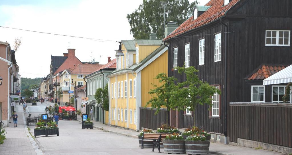 Bild 15. Nygatan mot väster. Området har en småskalig heterogen karaktär med fristående byggander. Till vänster ligger rivningstomtens parkeringsplats och Baptistkyrkan. Vlm-kmvTL-196.