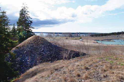 Österklintbrottets höga brottkant löper längs den östra sidan, i vägens och strandens närhet.