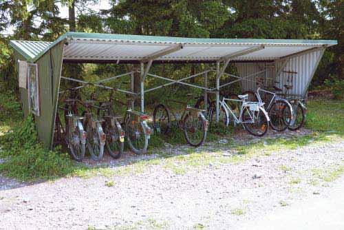 Den väg som följer strandlinjen runt Bungenäs är den mest använda promenad- och cykelvägen, från vilken man har kontakt med havet.