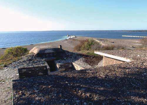 Detta är även det genomgående temat för de nya hus som byggs i direkt anslutning till befintliga värn. Fri utsikt utan att synas från stranden och havet.