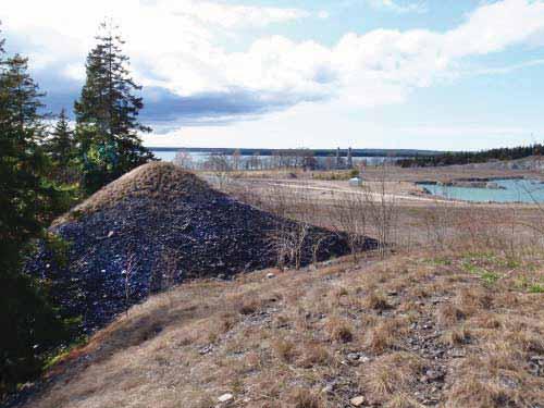 -Befintlig naturmark bevaras, ej anlagda gräsmattor eller terrasering av befintlig sluttning eller grushögar.